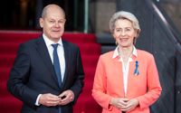 Olaf Scholz och EU-ledaren Ursula von der Leyen på konferensen i Berlin.