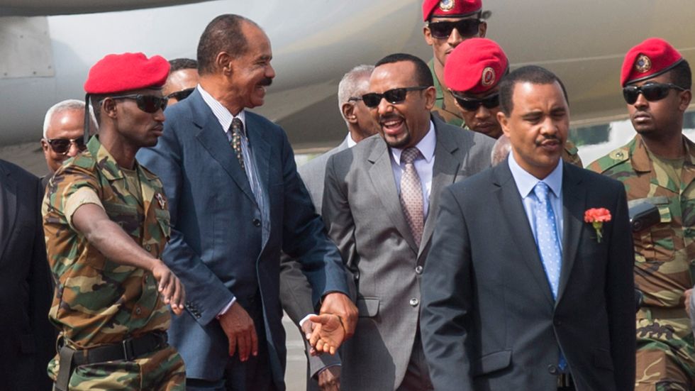 Abiy Ahmed Ali (till  höger), pristagare och statsminister i Etiopien, välkomnas till Eritrea av president Isaias Afwerki efter det historiska fredsavalet.