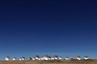Almaprojektet i Chile med 64 sammanlänkade radioteleskop med tolv meters diameter vardera.