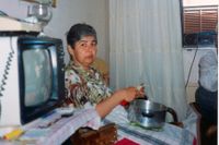 Asima Efendic skär lök på rummet på flyktinghotellet Tre kronor. Löken ska användas i en böngryta som tillagas mitt i natten på en kokplatta som ligger väl gömd bland underkläderna.
