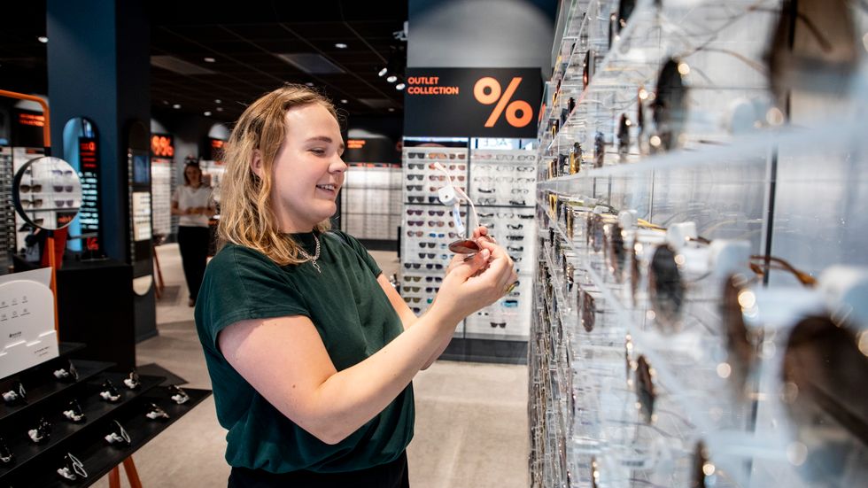 Sofie Brundell tittar på begagnade glasögon i en Synsambutik i Stockholm. Hon handlar begagnat ibland, till exempel till hemmet. "Jag kan tycka att det är jobbigt med kläder för att det blir övermäktigt", säger hon.