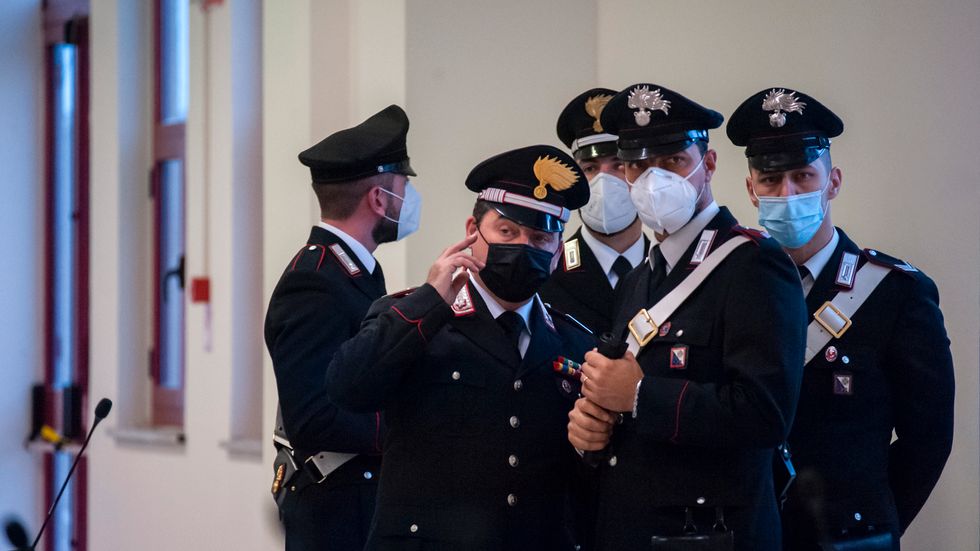 Italiensk polis bevakar en rättegång mot medlemmar av 'Ndrangheta-maffian i fjol. Arkivbild.