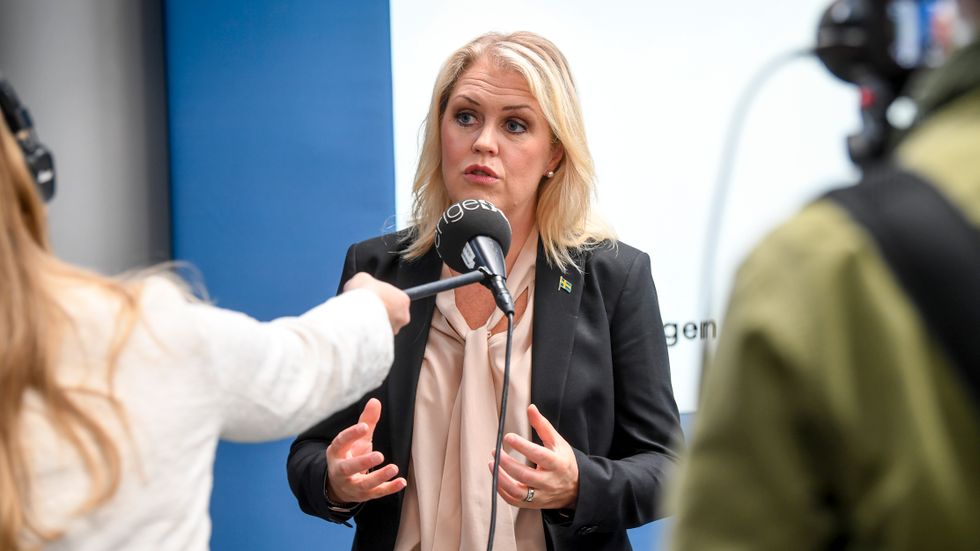 Lena Hallengren (S), socialminister, kommenterar nu SvD:s artiklar om Lilla hjärtat-fallet.