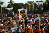 Människor viftar med flaggor för att hedra framlidne ledaren Fidel Castro.
