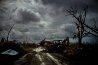 Räddningsarbetet på den svårt drabbade ön Grand Bahama efter orkanen Dorian hotas av den nya stormen Humberto.