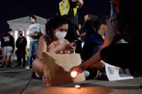 Folk samlades framför Högsta domstolens byggnad i Washington och tände ljus efter uppgifterna om abortbeslutet läckt ut.