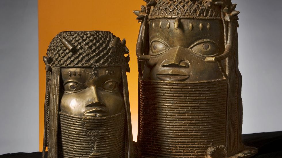 Två minneshuvuden (Uhunmwu-Elao) i mässing som avbildar historiska kungar av Benin från 1600- respektive 1700–1800tal.