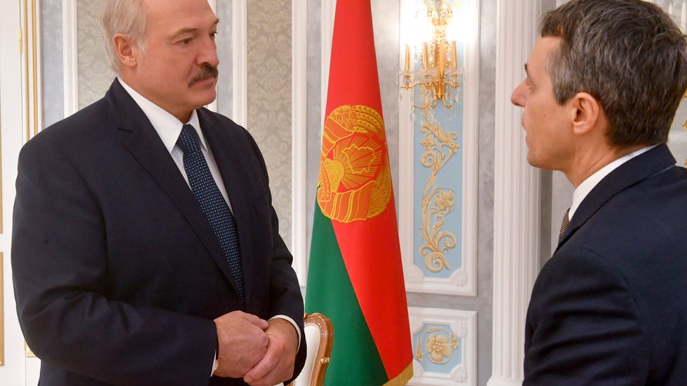 Belarus auktoritäre ledare Alexander Lukasjenko och Schweiz president Ignazio Cassis under ett möte i början av 2020.