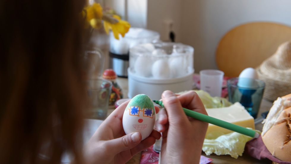 Att måla ägg går bra även denna påsk. 