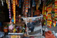 En försäljare läser en dagstidning på gujarati i Ahmedabad i västra Indien. Arkivbild från 2016.