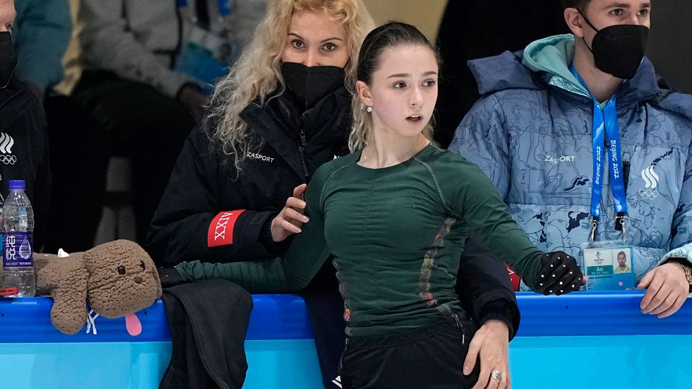 Kamila Valieva med sin tränare Eteri Tutberidze under träning i Peking.