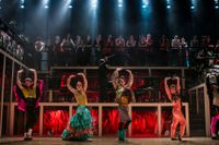 Dansarna i ”Carmen moves” är Javier Perez, Katarina Eriksson, Björn Nilsson, Arina Trostyanetskaya och Ninos Josef. I bakgrunden Adolf Fredriks Kammarkör.