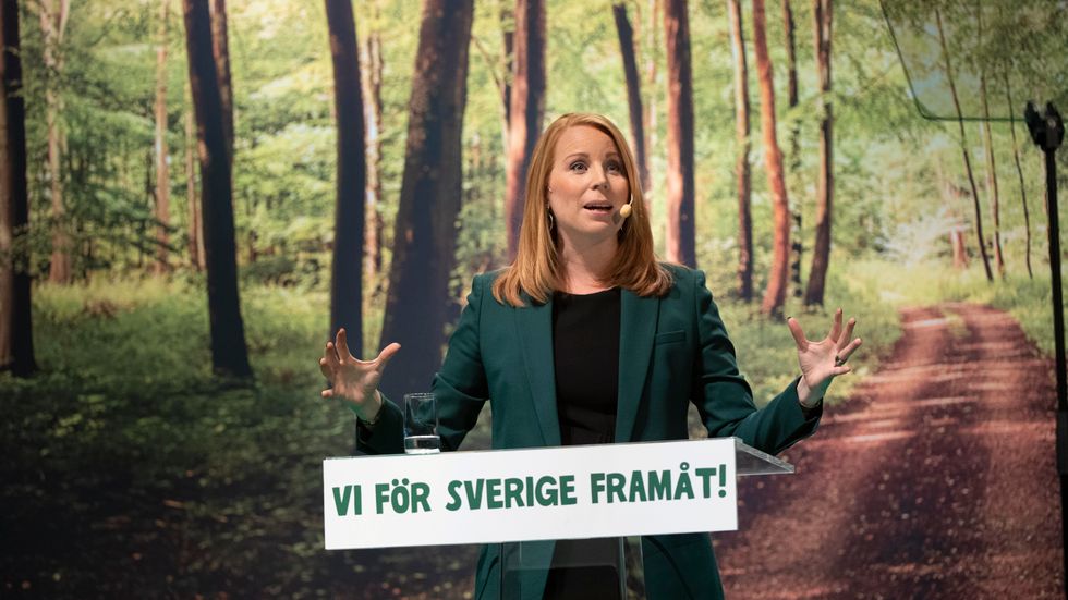 Centerpartiets partiledare Annie Lööf beklagar centerstämmans beslut om att verka för ett förbud mot omskärelse av pojkar.