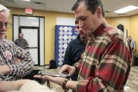 Texassenatorn och presidentkandidaten Ted Cruz, republikan, vid skjutbanan i Iowa.