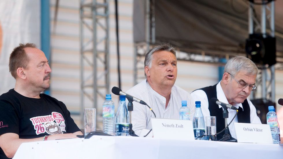 Ungerns premiärminister Viktor Orbán, i mitten, med den ungerske parlamentarikern Zsolt Nemeth och den rumänsk-ungerske EU-parlamentarikern Laszlo Tokes vid Bálványos sommaruniversitet och studentläger.