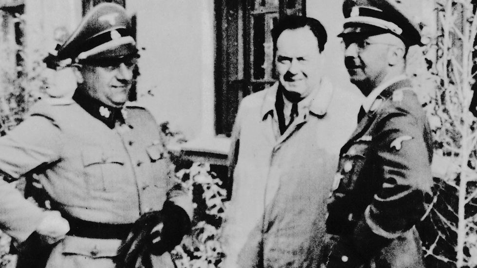 Heinrich Himmler (t h) med sin massör Felix Kersten (i mitten) 1944.