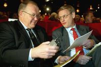 Göran Persson och Carl Bildt på Försvarshögskolans förenings 50-årsjubileum 2003. Nu ska de hjälpa till att försöka säkra en plats för Sverige i FN:s säkerhetsråd.