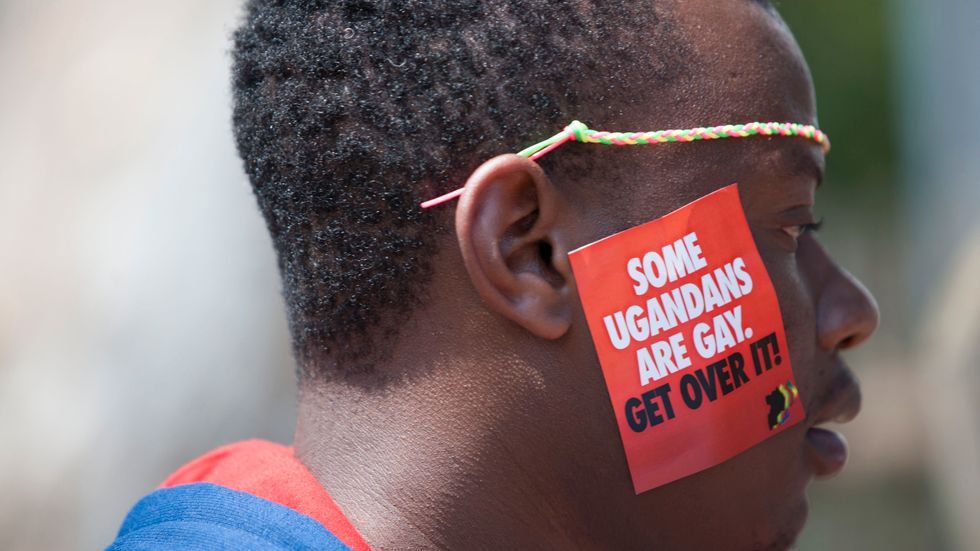 Polis har slagit till mot en gayvänlig bar i Kampala och gripit över 60 personer. Bilden är tagen vid en pride-manifestation i staden Entebbe. Arkivbild.
