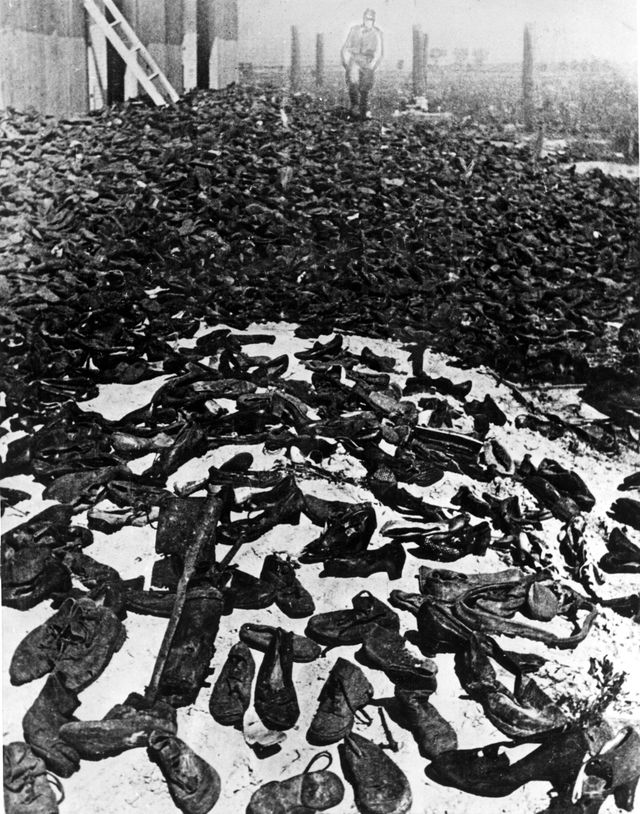 Buty należące do mężczyzn, kobiet i dzieci zesłanych na śmierć poza Lublin, Polska, 1944 r.