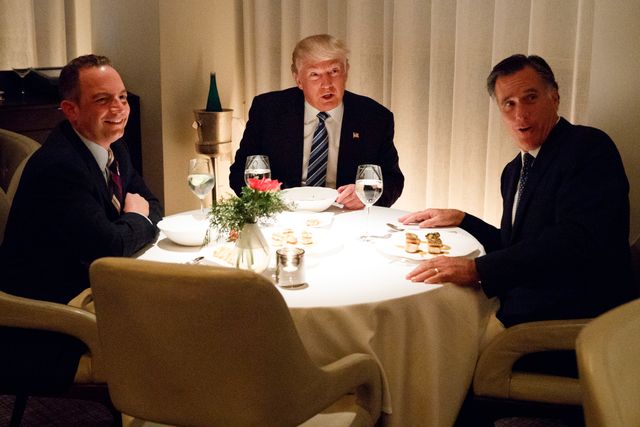 Mitt Romney dinerar med Trump och hans stabschef Reince Priebus (29/11).
