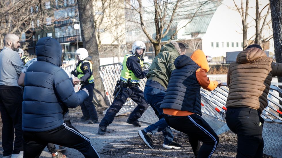 Trots att platsen för sammankomst flyttades uppstod våldsamma kravaller i Sveaparken i Örebro på långfredagen i fjol. Arkivbild.
