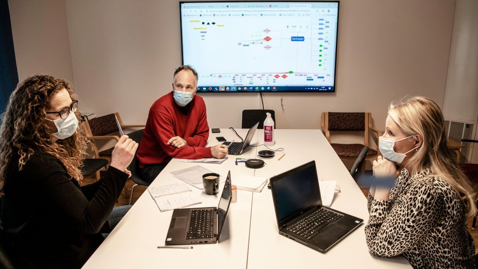  Mats Martinell planerar för avancerad smittspårning tillsammans med  ST-läkaren Helena Sippola och Jenny Johansen, samordnare för smittspårningen i Region Uppsala. 