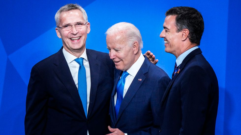 USA:s president Joe Biden tillsammans med Natos generalsekreterare Jens Stoltenberg, till vänster, och Spaniens premiärminister Pedro Sanchez, till höger, vid Natomötet i Madrid, Spanien. 
