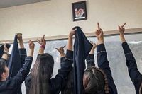 Protesterna i Iran växer i de yngre åldersgrupperna och har nu tagit plats i klassrummen.