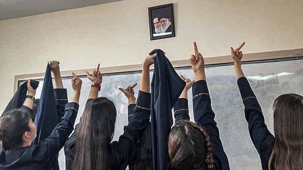 Protesterna i Iran växer i de yngre åldersgrupperna och har nu tagit plats i klassrummen.