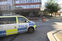 En man hittades under söndagskvällen skjuten i Hässelby gård.