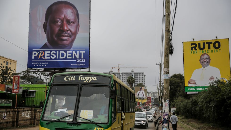 En buss kör förbi valreklam för presidentkandidaterna Raila Odinga, till vänster, och William Ruto, till höger, i det fattiga området Mathare i Kenyas huvudstad Nairobi. Bilden är från 1 augusti.