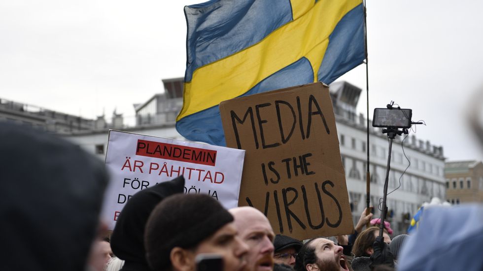 Den konspirationsteoretiska demonstrationen i Stockholm blev hårt kritiserad, bland annat från regeringshåll. Arrangörerna samlade hundratals personer i trots mot virusrestriktionerna.