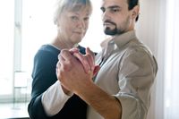 ”Många av oss ger inte ens vår kärlekspartner en så full närvaro som man gör i tangon de två-tre minuter som en dans varar”, säger Birgitta Norgren, bland annat parterapeut och rektor för Huma Nova. Tangoläraren Giorgio Regnolis menar också att tangon är ett sätt att lära känna sig själv. Tillsammans har de hållit kursen ”Utveckla din relation med tango”.