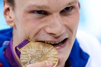 29-årige simmaren Yannick Agnel vann två guldmedaljer för Frankrike i OS 2012, men har nu gripits för att ha haft ett sexuellt förhållande med en 13-årig flicka.