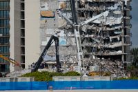 Den del av det raserade lägenhetshuset i Miami i USA som ännu står måste rivas.
