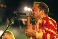 Bonga föddes 1942 och är en av Angolas viktigaste företrädare för semba – populärmusik släkt med portugisisk fado och brasiliansk samba.