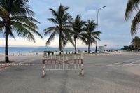 Ingången till en strand är avspärrad efter att Da Nang i Vietnam stängts ned sedan flera personer konstaterats smittade med covid-19.