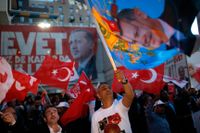 Erdogans anhängare firar segern i folkomröstningen.