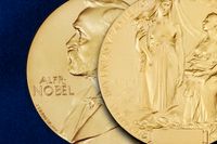 Medaljen ovan tilldelas pristagarna i fysik och kemi.
