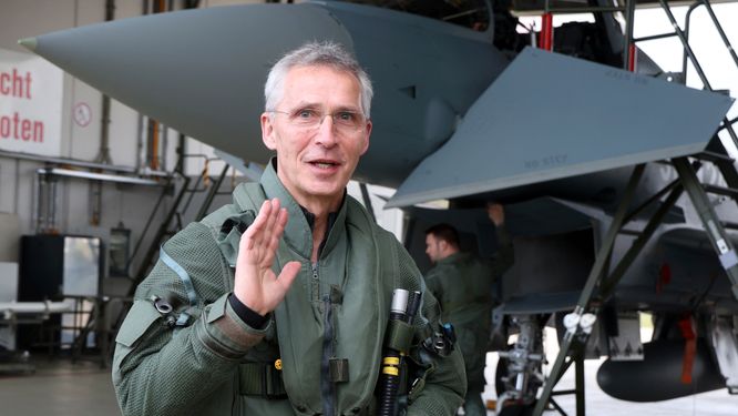 Natos generalsekreterare Jens Stoltenberg på besök på en flygbas i Tyskland.
