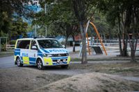 Polis på plats i stadsdelen Årby i Eskilstuna där en kvinna och ett barn skottskadades på fredagskvällen.
