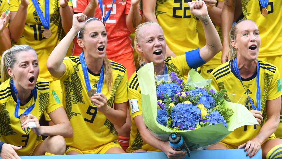 Caroline Seger, tvåa från höger, är inte klar med landslaget trots 200 landskamper och ett nyvunnet VM-brons.