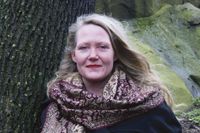 Författaren och filosofen Kate Larson (1961–2018) avled den 24 juni i sitt hem i Albrunna på södra Öland.  