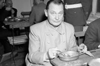 Hermann Göring äter under en paus i rättegången i Nürnberg.