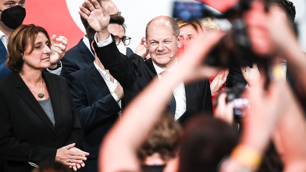 Socialdemokraternas partiledare Olaf Scholz har tagit täten med mycket knapp marginal i det tyska valet.