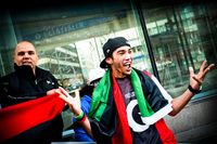 Libyer firar på Sergels Torg. Yahia Mahmud, 21 år, skriker ut sin glädje.