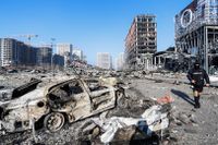 Ukraina har svårt att försvara sig mot ryska luftangrepp. Natten till måndagen bombades ett köpcenter i Kiev.