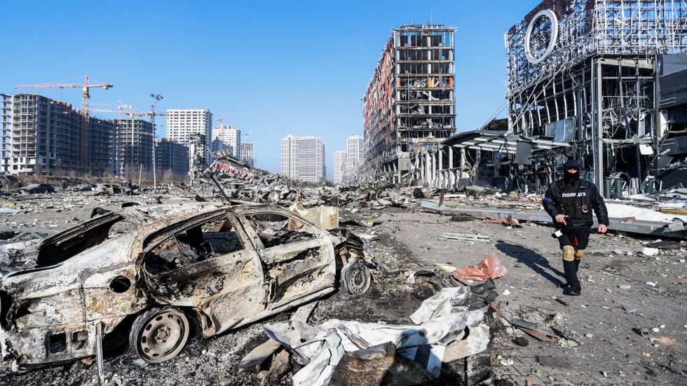 Ukraina har svårt att försvara sig mot ryska luftangrepp. Natten till måndagen bombades ett köpcenter i Kiev.