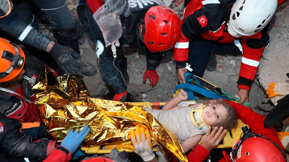 En treårig flicka har hittats vid liv fyra dagar efter skalvet i turkiska Izmir.