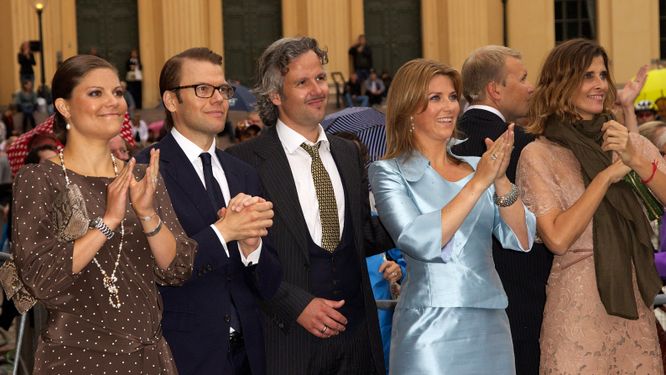 Ari Behn (i mitten) med kronprinsessan Victoria och prins Daniel till vänster och Behns förra hustru prinsessan Märtha Louise till höger.